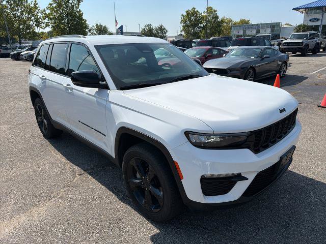 Used 2023 Jeep Grand Cherokee Limited w/ Black Appearance Package AWD/4WD image 3