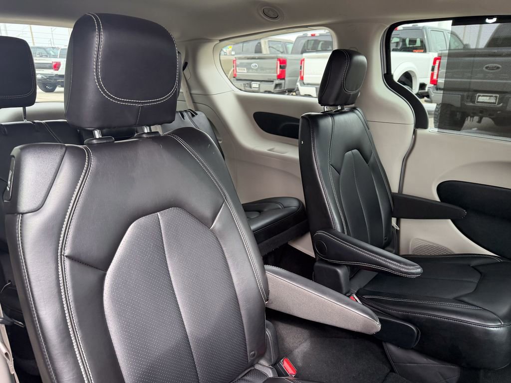 Used 2024 Chrysler Pacifica Touring-L image 19