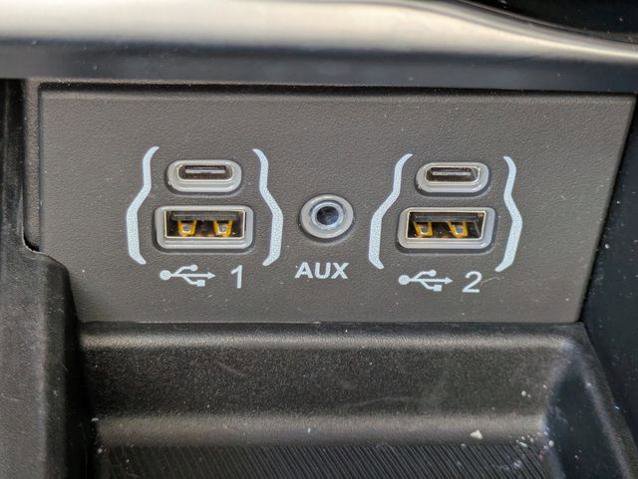 Used 2024 Chrysler Pacifica Limited FWD image 22