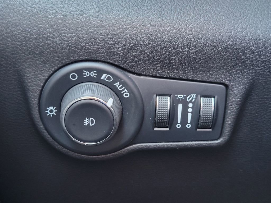 Used 2024 Jeep Compass Latitude image 25