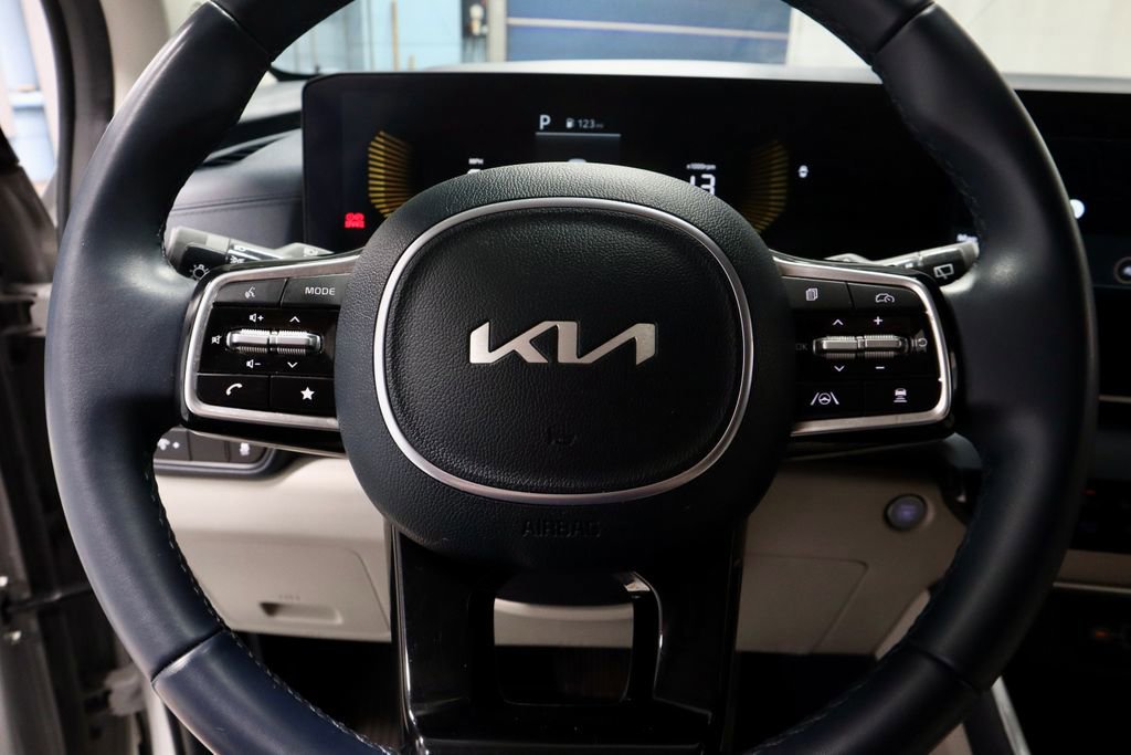 Used 2025 Kia Carnival EX image 33