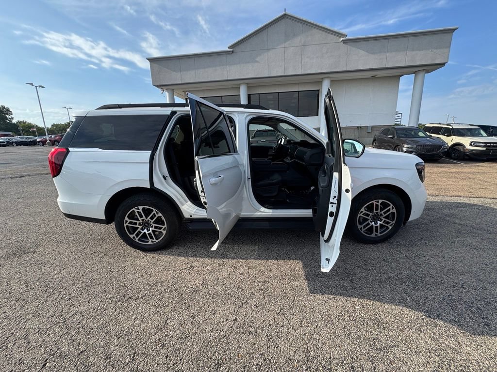 Certified 2025 Ford Expedition Active AWD/4WD image 8