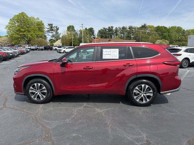 Used 2023 Toyota Highlander XLE FWD image 2