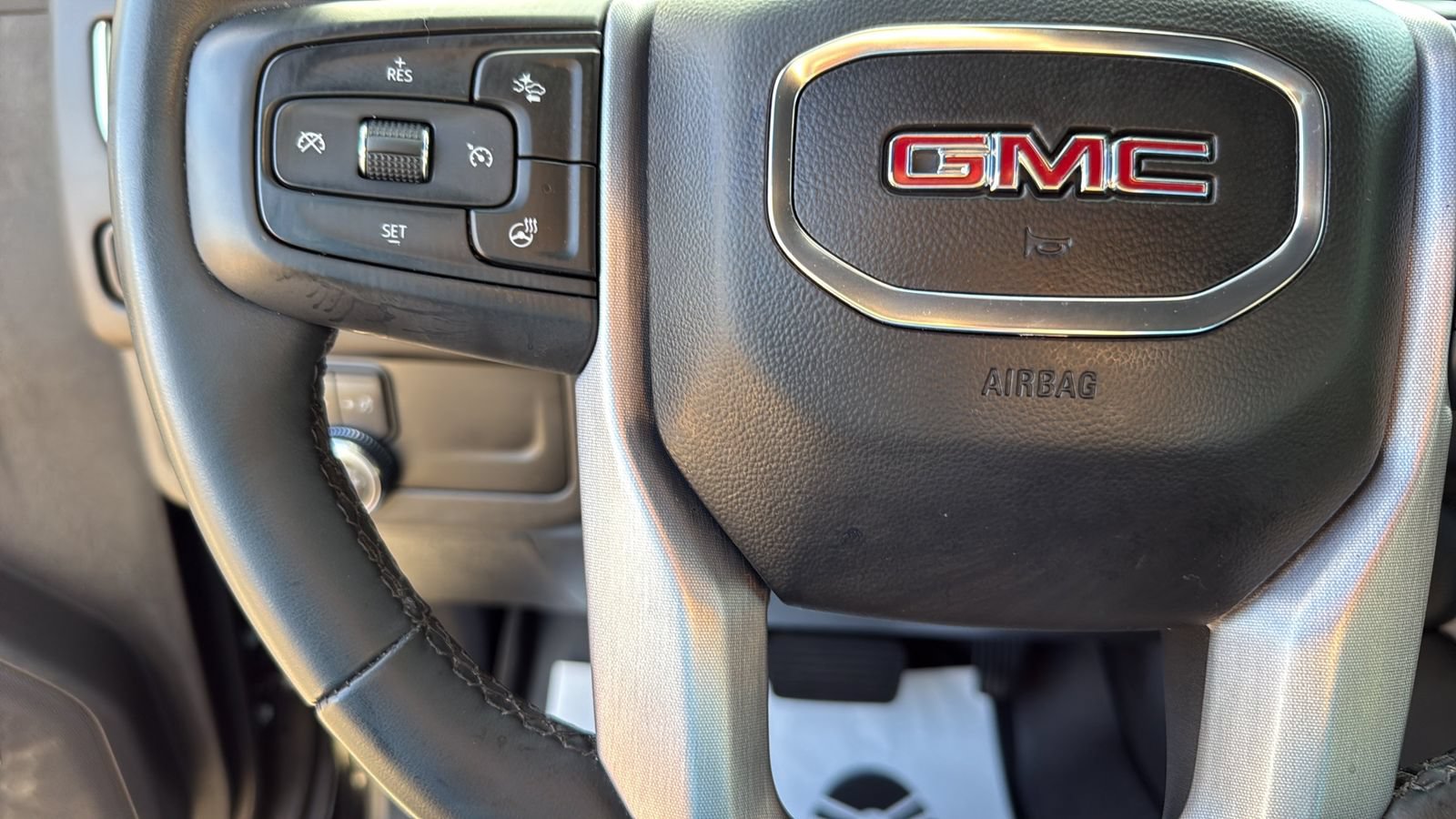 Used 2024 GMC Yukon SLT w/ SLT Luxury Package RWD image 16