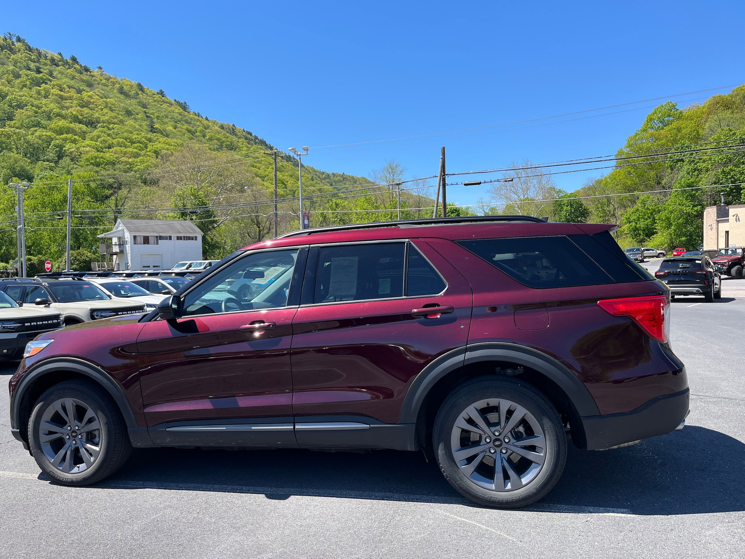 Certified 2022 Ford Explorer XLT w/ Equipment Group 202A AWD/4WD image 6