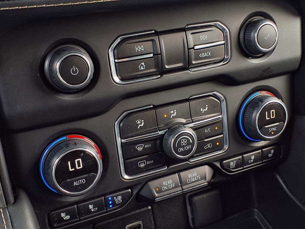 Used 2024 Chevrolet Suburban Premier image 25