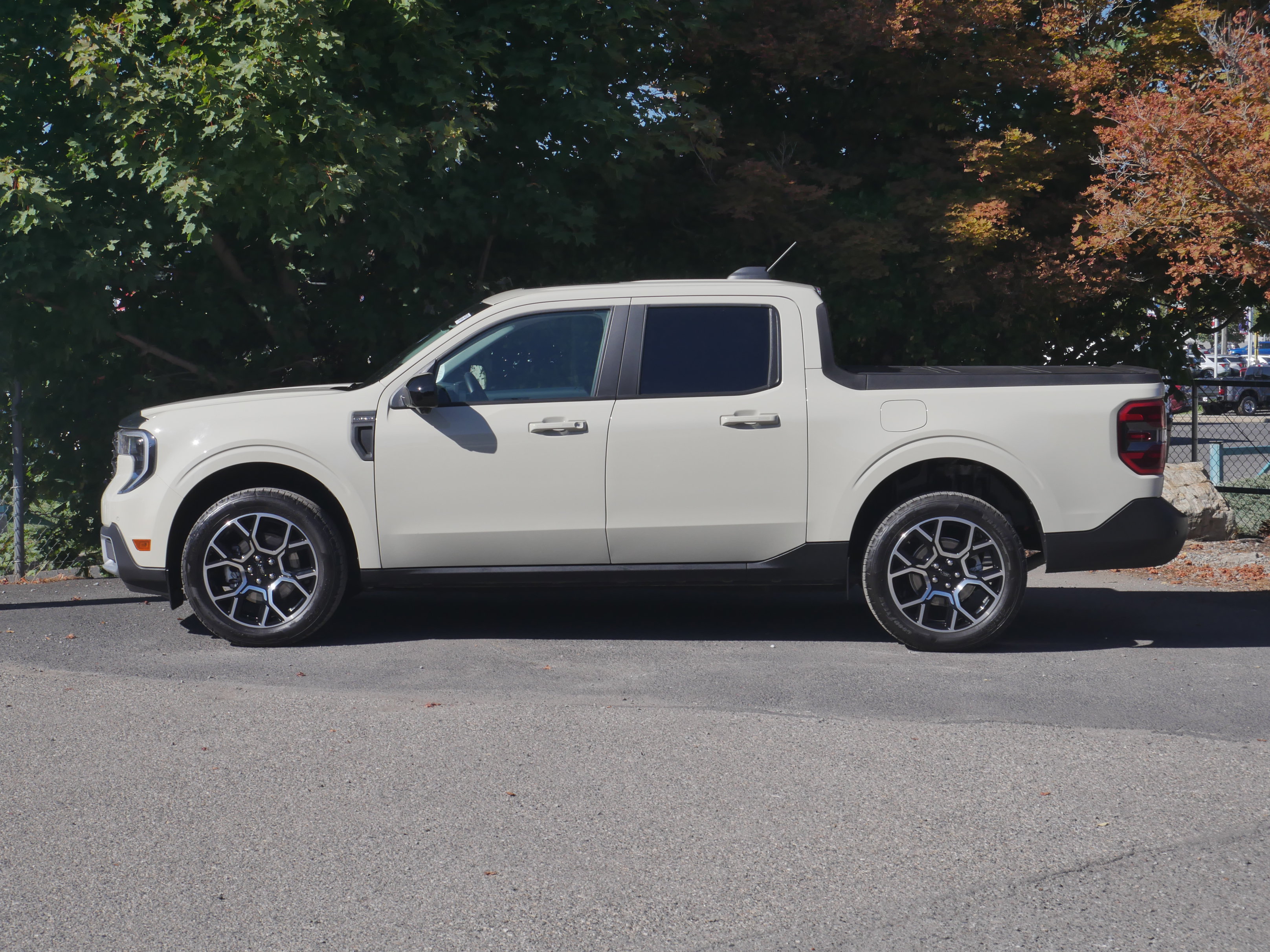 Certified 2025 Ford Maverick Lariat w/ 4K Tow Package AWD/4WD image 16
