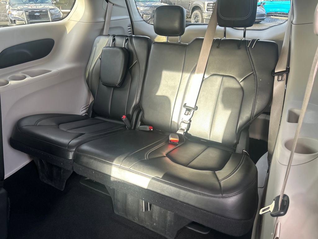 Used 2024 Chrysler Pacifica Touring-L image 31
