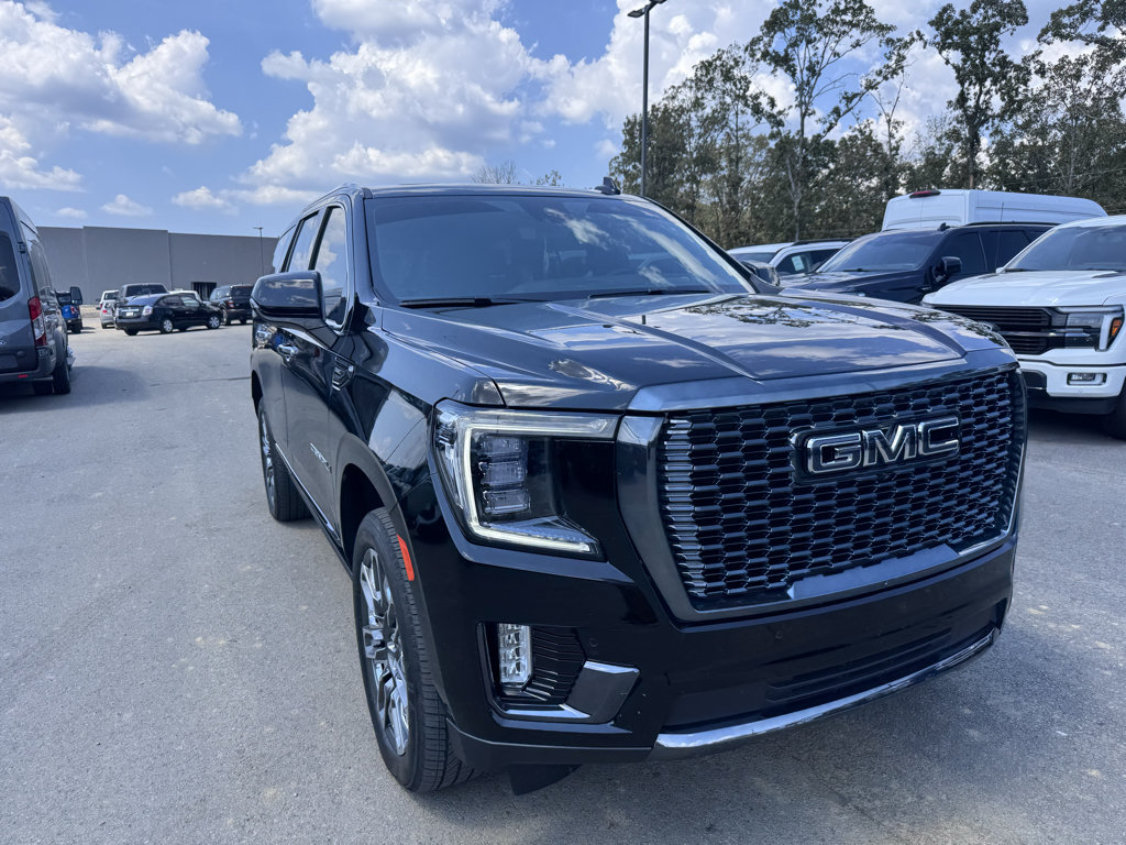 Used 2023 GMC Yukon Denali Ultimate AWD/4WD image 3