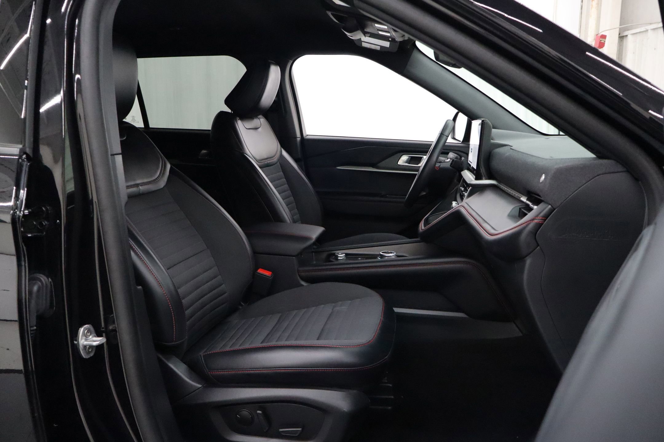 Certified 2025 Ford Explorer ST-Line w/ ST-Line Street Pack image 37