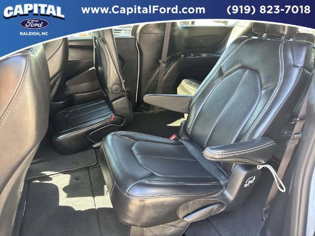 Used 2025 Chrysler Pacifica Select FWD image 18