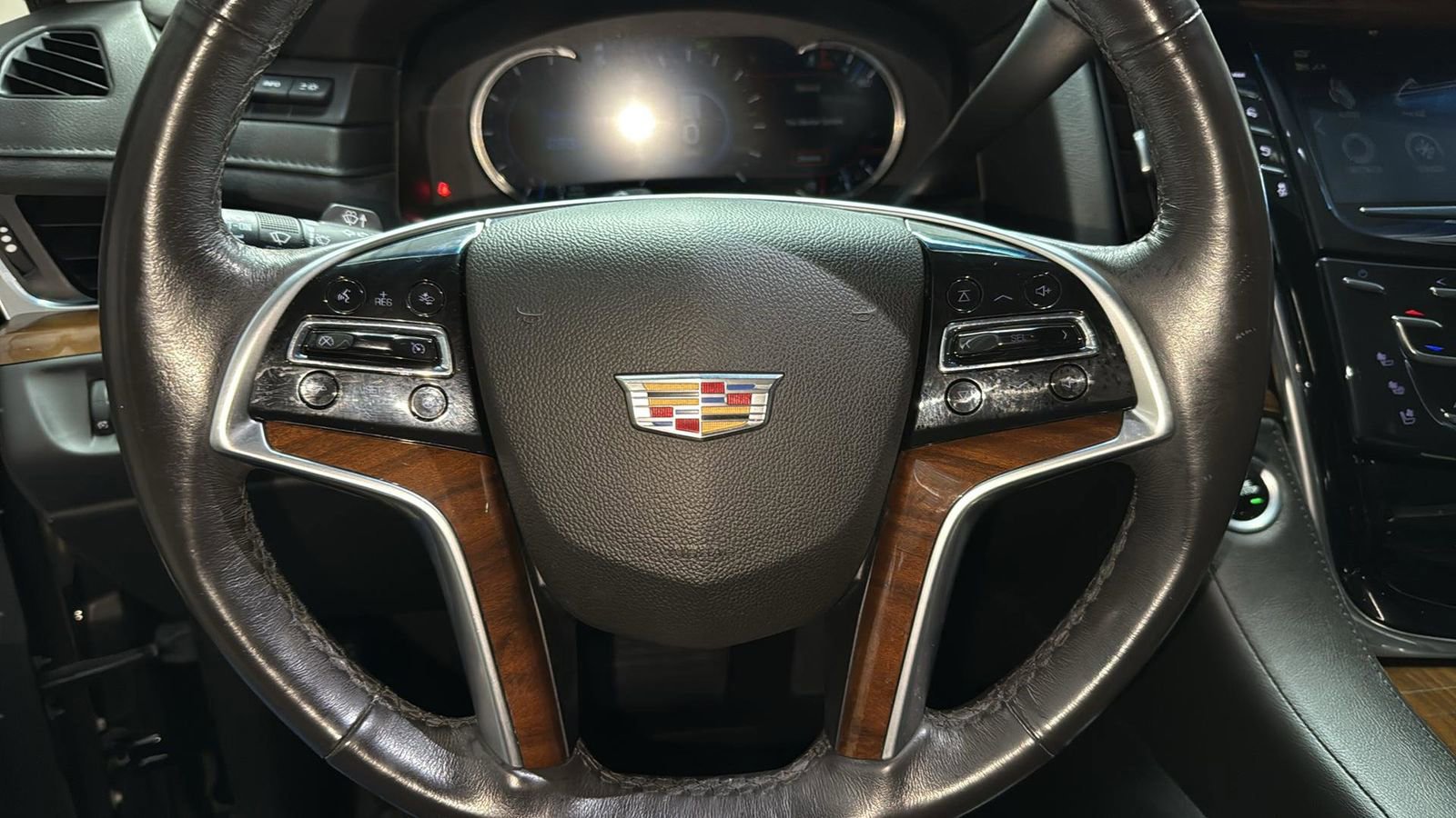Used 2018 Cadillac Escalade Luxury image 15