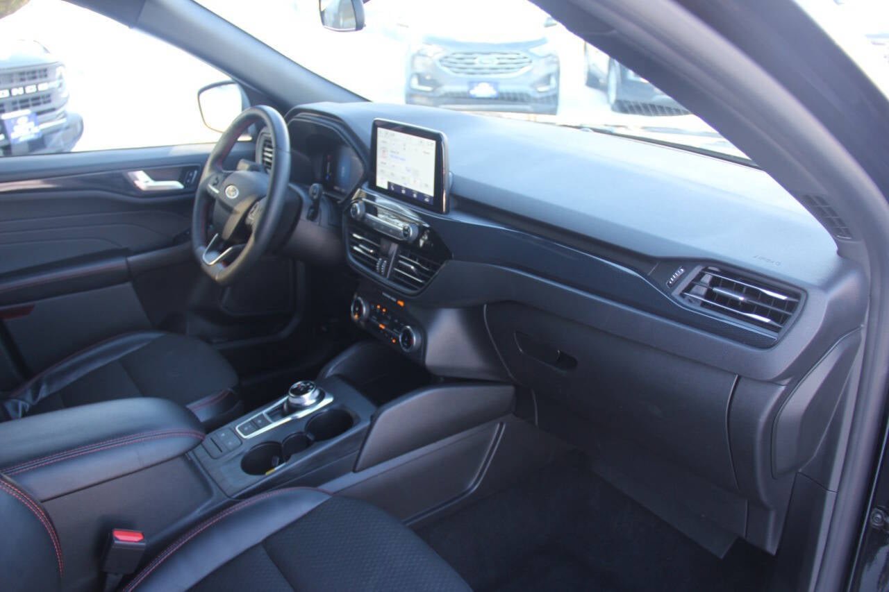 Certified 2025 Ford Escape ST-Line Select AWD/4WD image 25