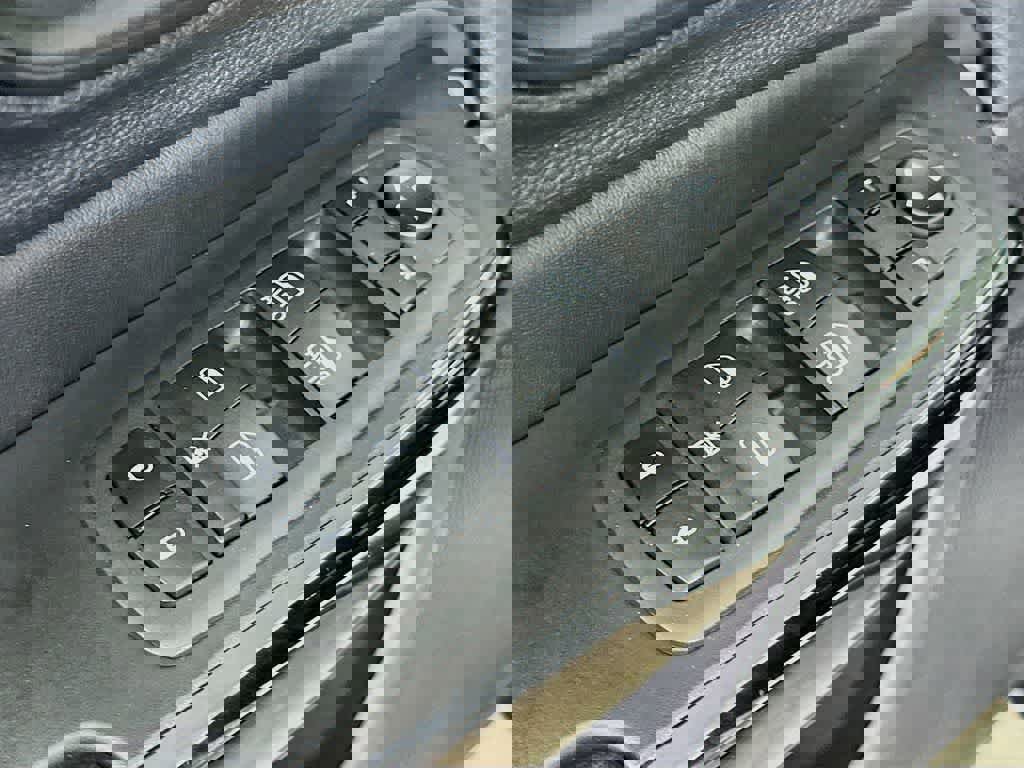 Used 2023 Jeep Cherokee Altitude Lux image 30