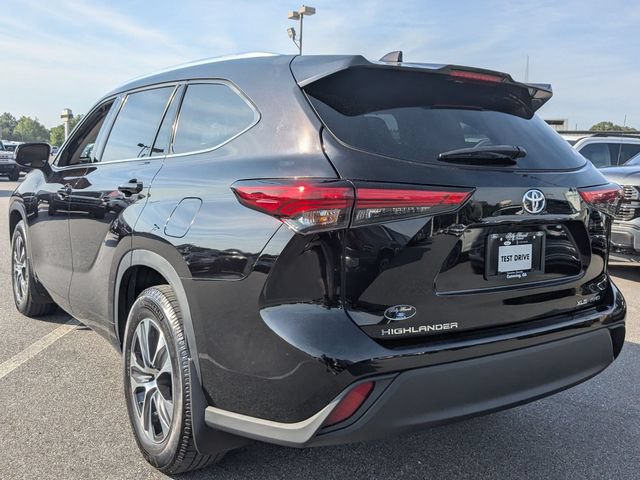 Used 2021 Toyota Highlander XLE AWD/4WD image 5