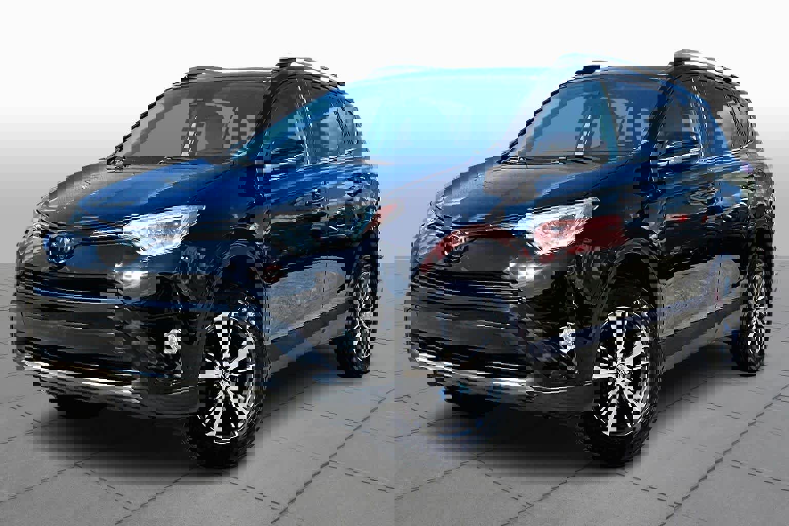 Used 2017 Toyota RAV4 XLE w/ All Weather Liner Package AWD/4WD image 6