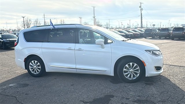 Used 2018 Chrysler Pacifica Touring-L image 6