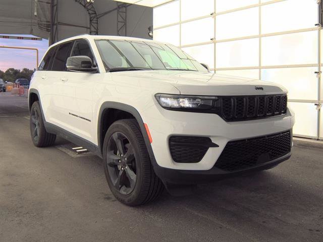 Used 2023 Jeep Grand Cherokee Altitude image 5