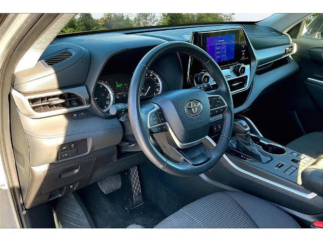 Used 2024 Toyota Highlander LE image 17