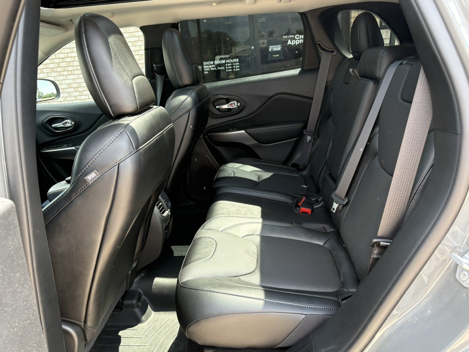 Used 2022 Jeep Cherokee Limited w/ Elite Package AWD/4WD image 4