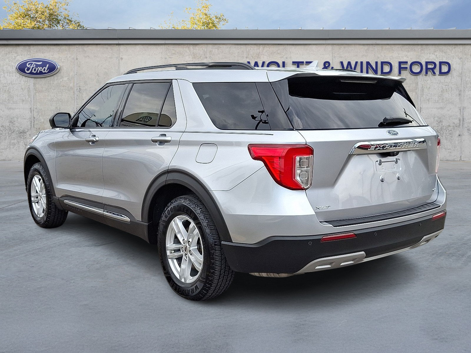 Certified 2020 Ford Explorer XLT w/ Equipment Group 202A AWD/4WD image 4
