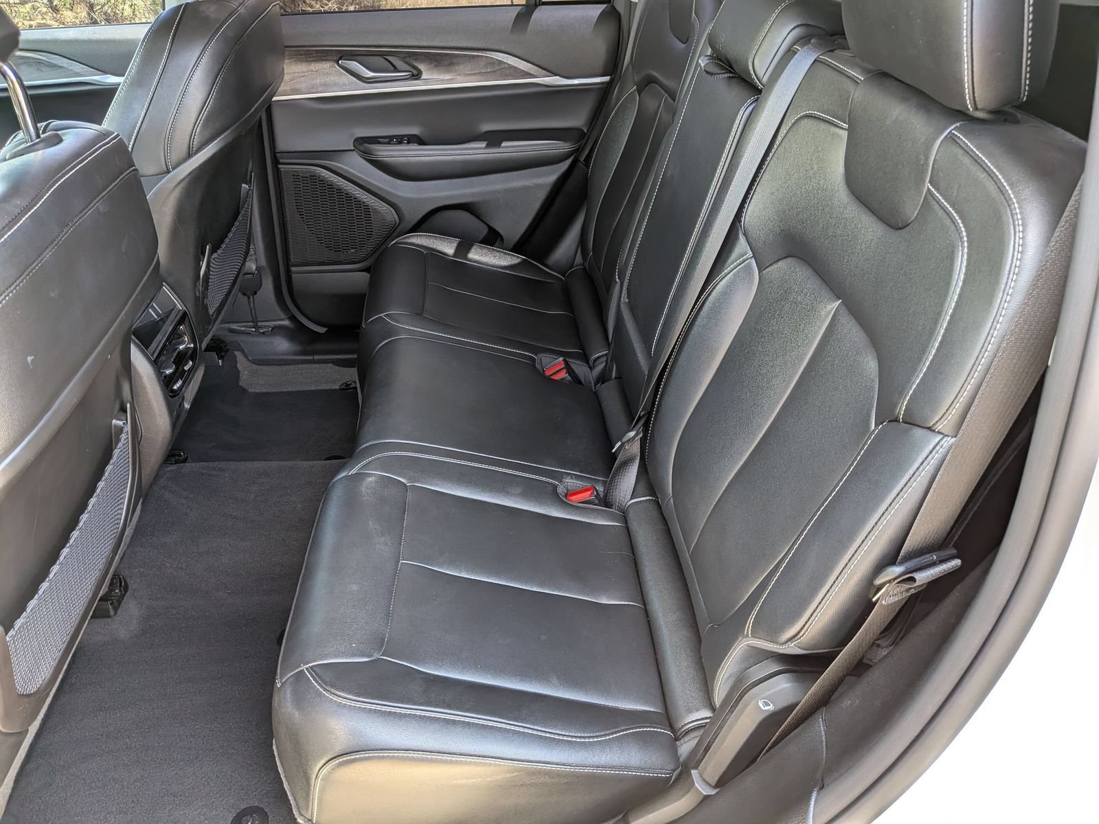 Used 2023 Jeep Grand Cherokee Limited w/ Black Appearance Package AWD/4WD image 25