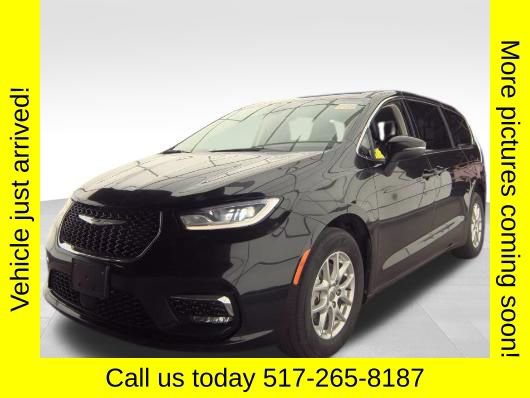 Used 2023 Chrysler Pacifica Touring-L FWD image 2