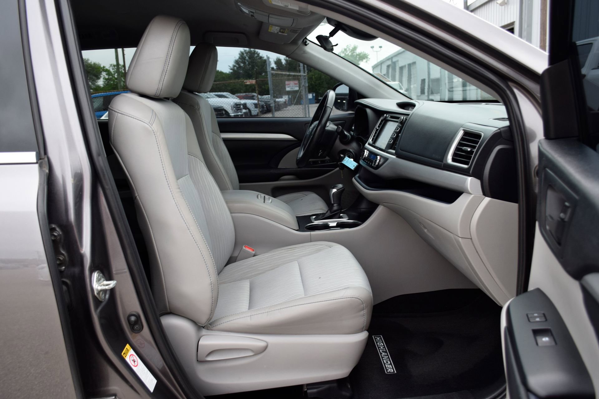 Used 2019 Toyota Highlander Plus FWD image 25