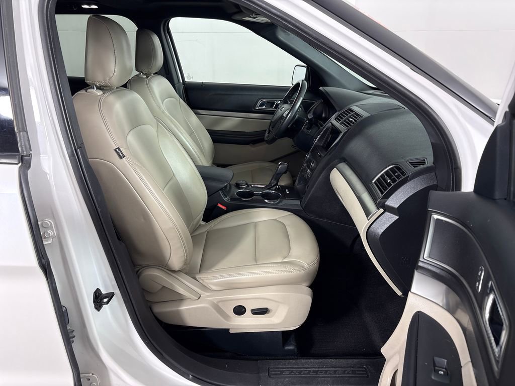 Certified 2019 Ford Explorer XLT w/ Equipment Group 202A AWD/4WD image 7