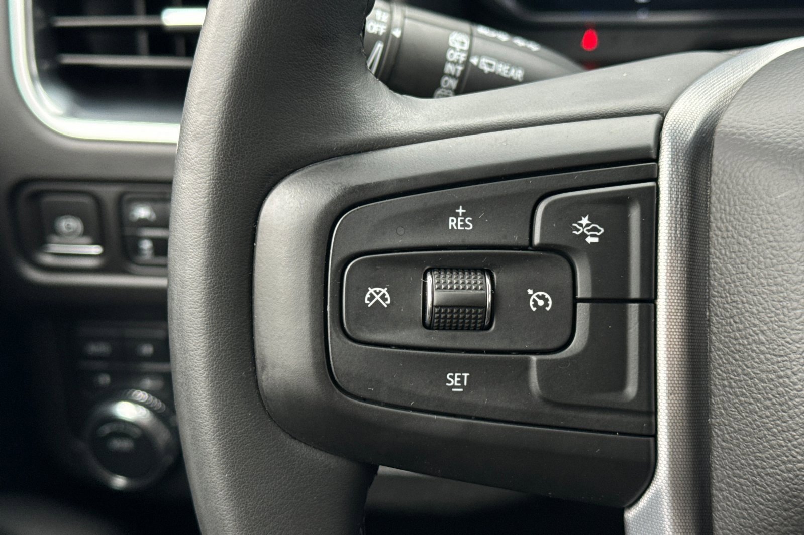 Used 2024 GMC Yukon XL SLE image 25