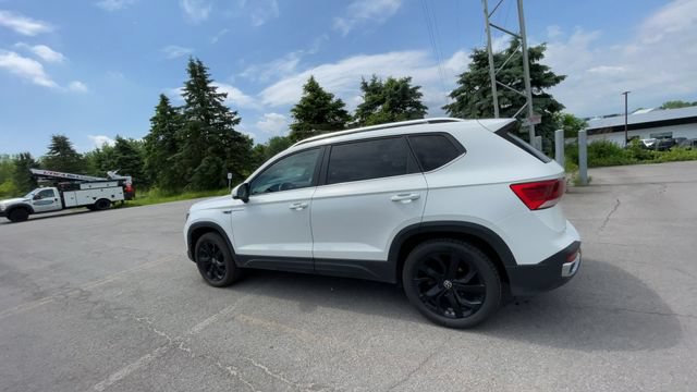 Used 2022 Volkswagen Taos SE w/ Panoramic Sunroof Package AWD/4WD image 7