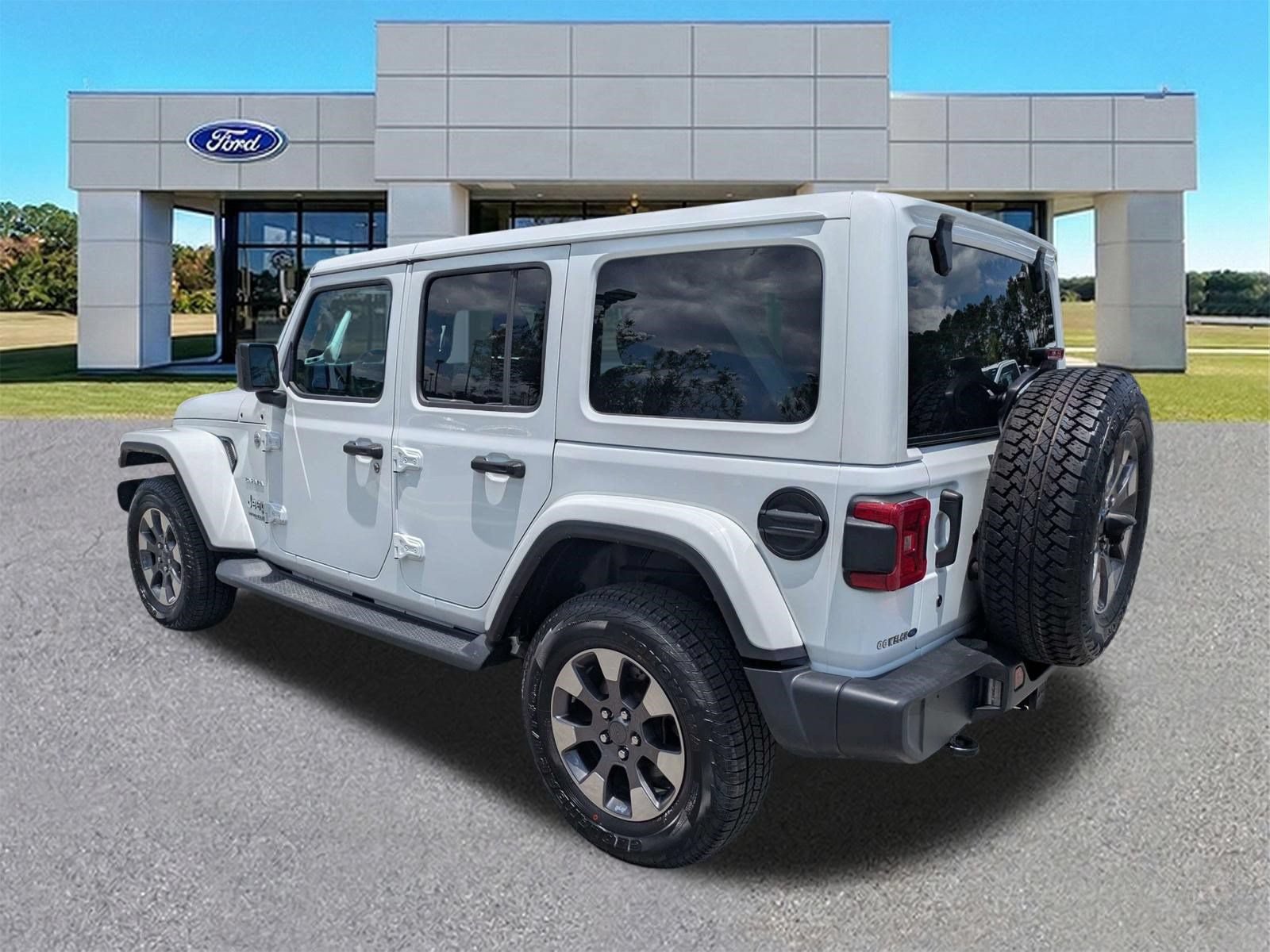 Used 2018 Jeep Wrangler Unlimited Sahara w/ LED Lighting Group AWD/4WD image 3