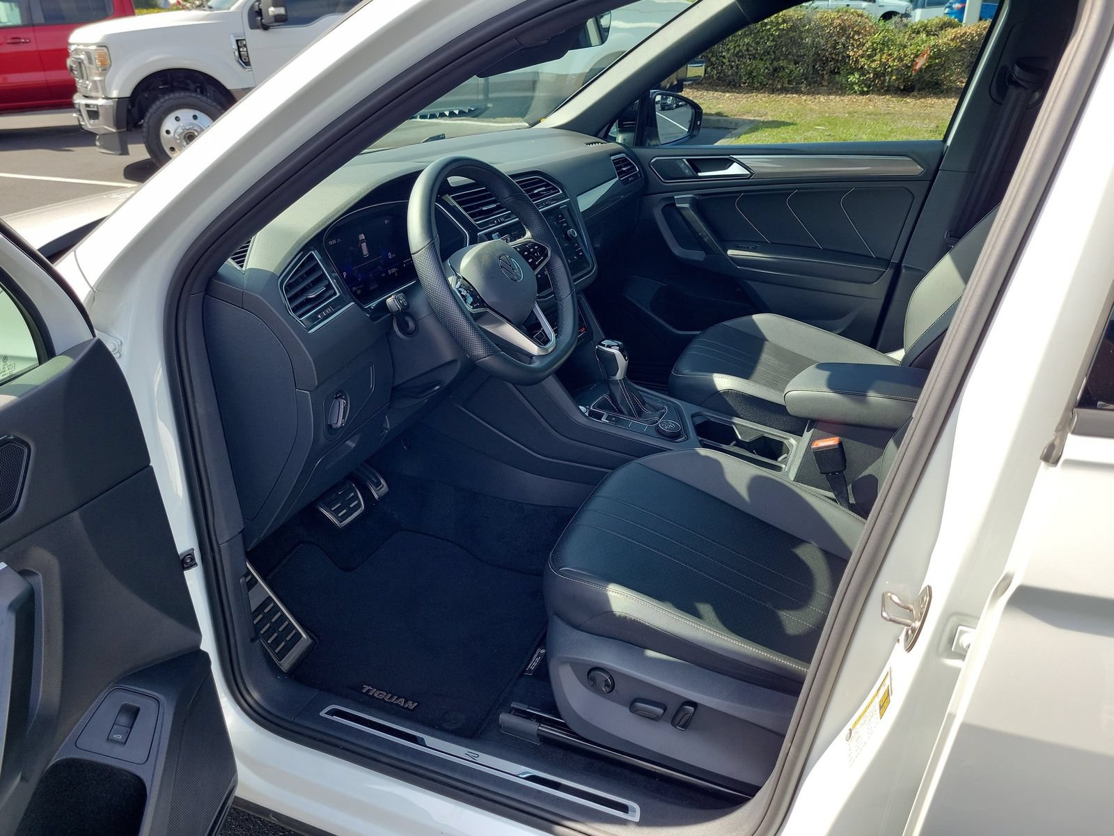 Used 2024 Volkswagen Tiguan SE R-Line AWD/4WD image 18