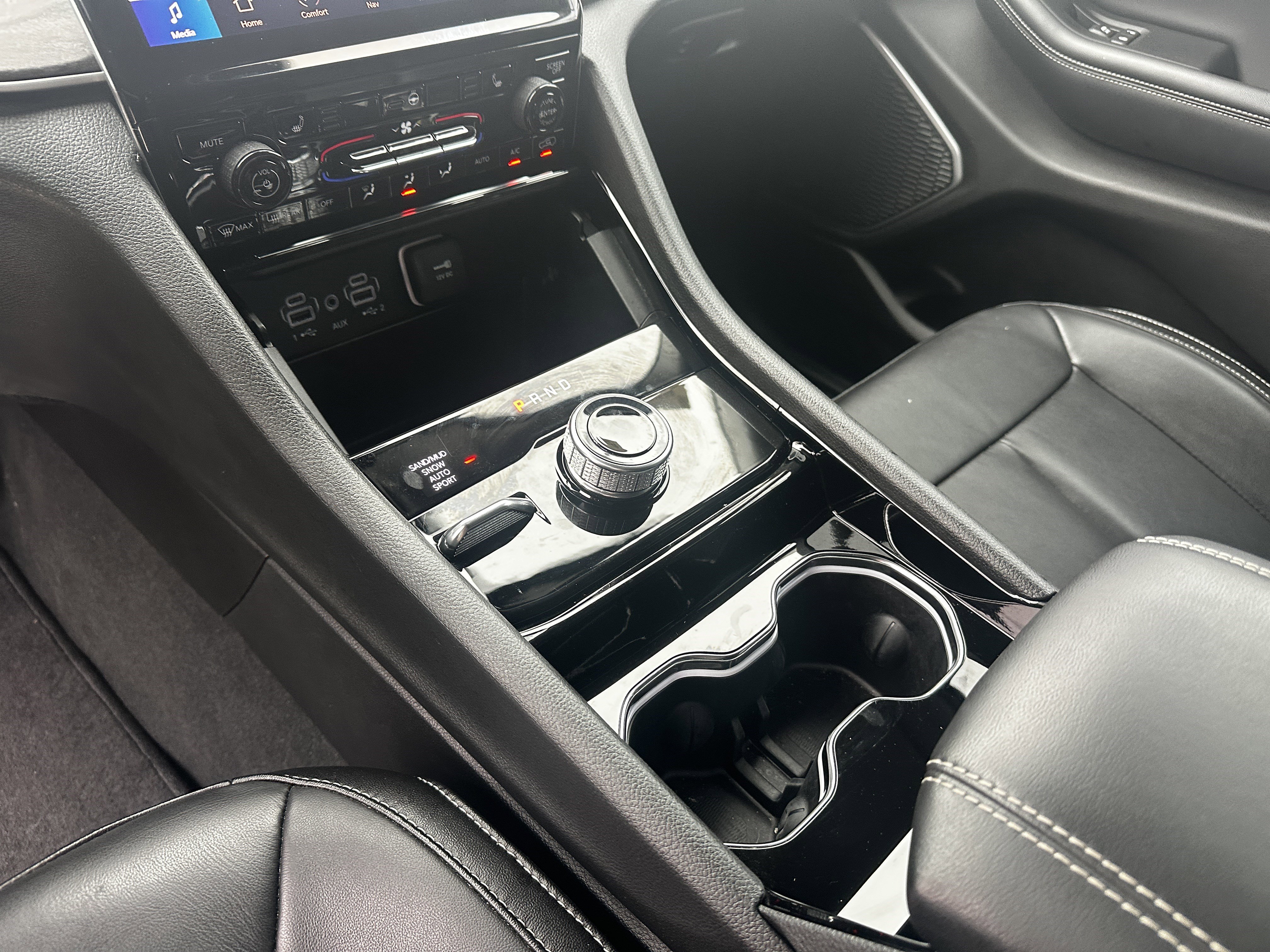 Used 2023 Jeep Grand Cherokee Limited w/ Black Appearance Package AWD/4WD image 17
