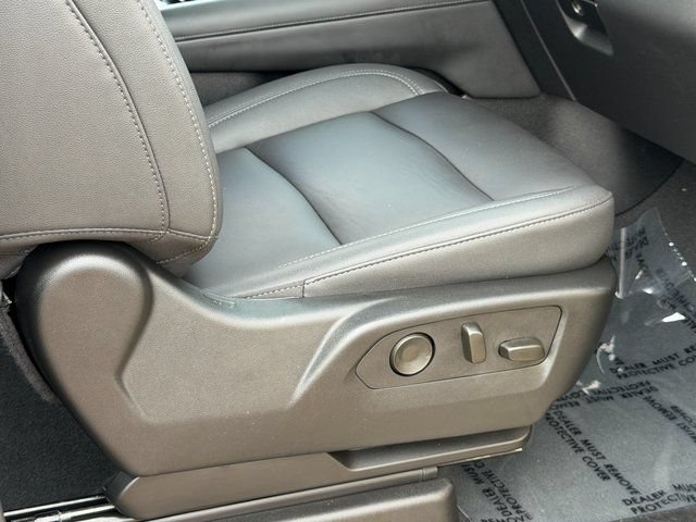 Used 2025 Chevrolet Suburban LT w/ Comfort Package AWD/4WD image 29