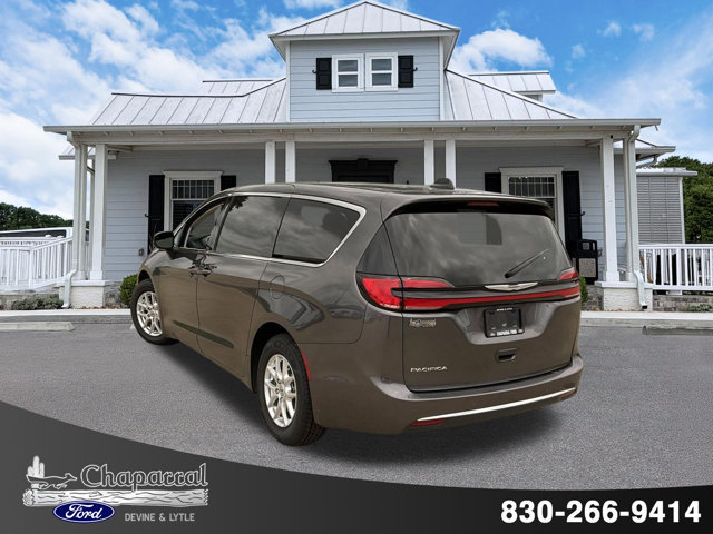 Used 2023 Chrysler Pacifica Touring-L FWD image 4
