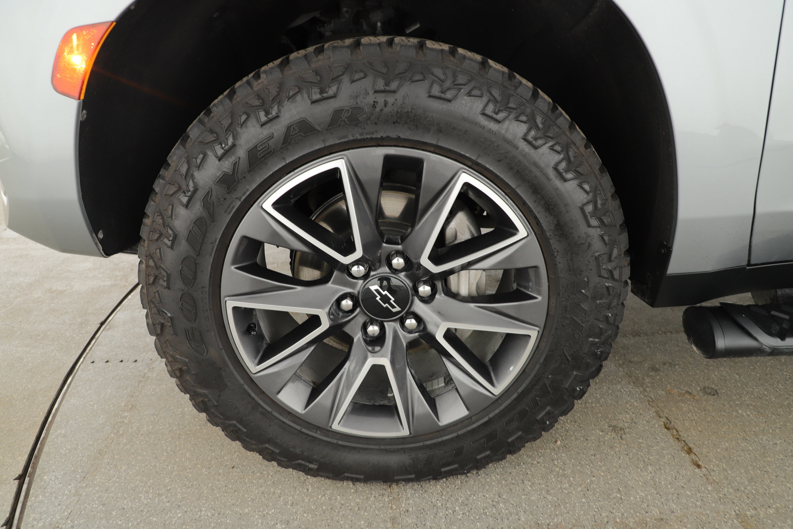 Used 2023 Chevrolet Tahoe Z71 w/ Luxury Package AWD/4WD image 7