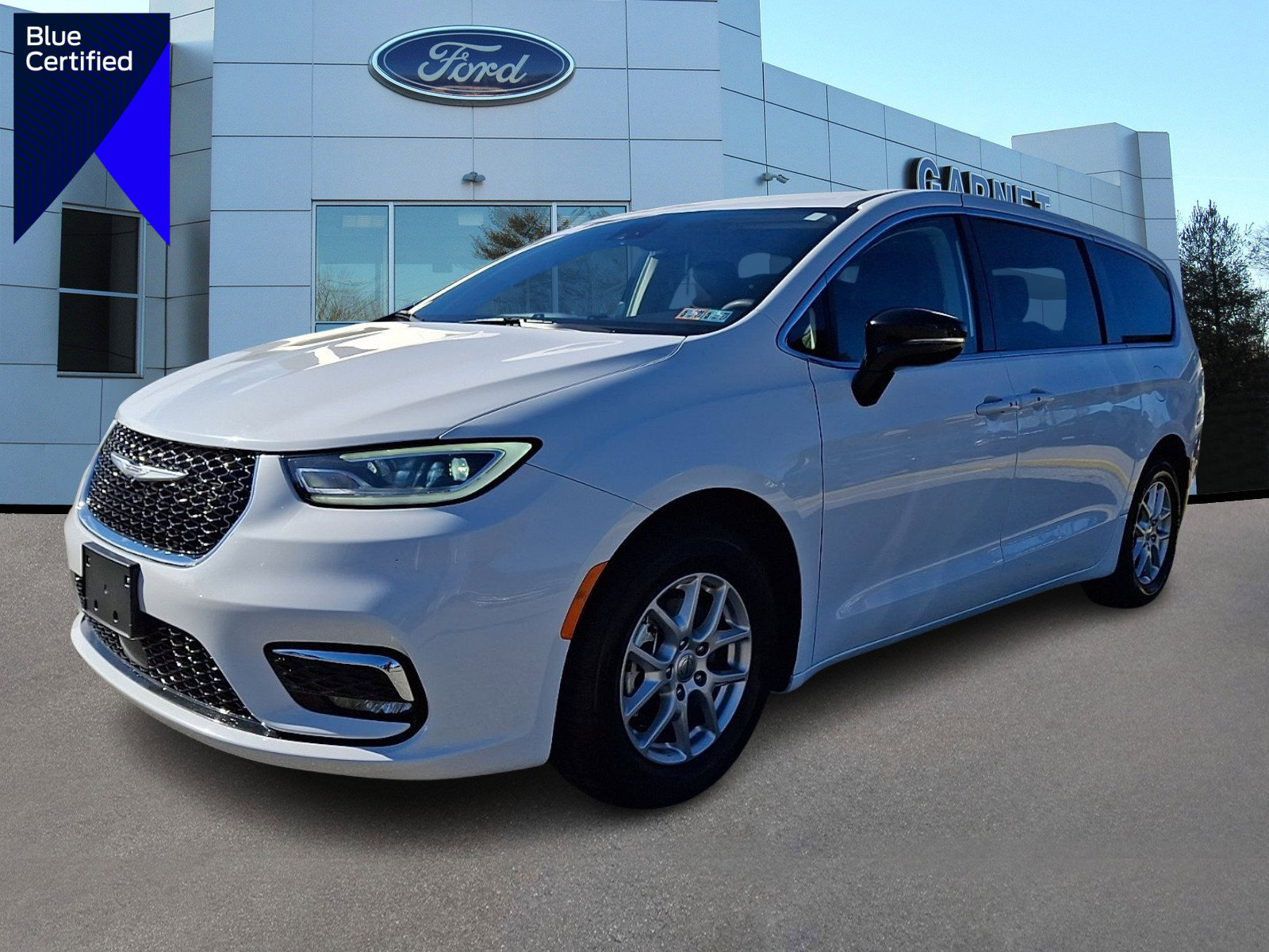 Used 2024 Chrysler Pacifica Touring-L image 1