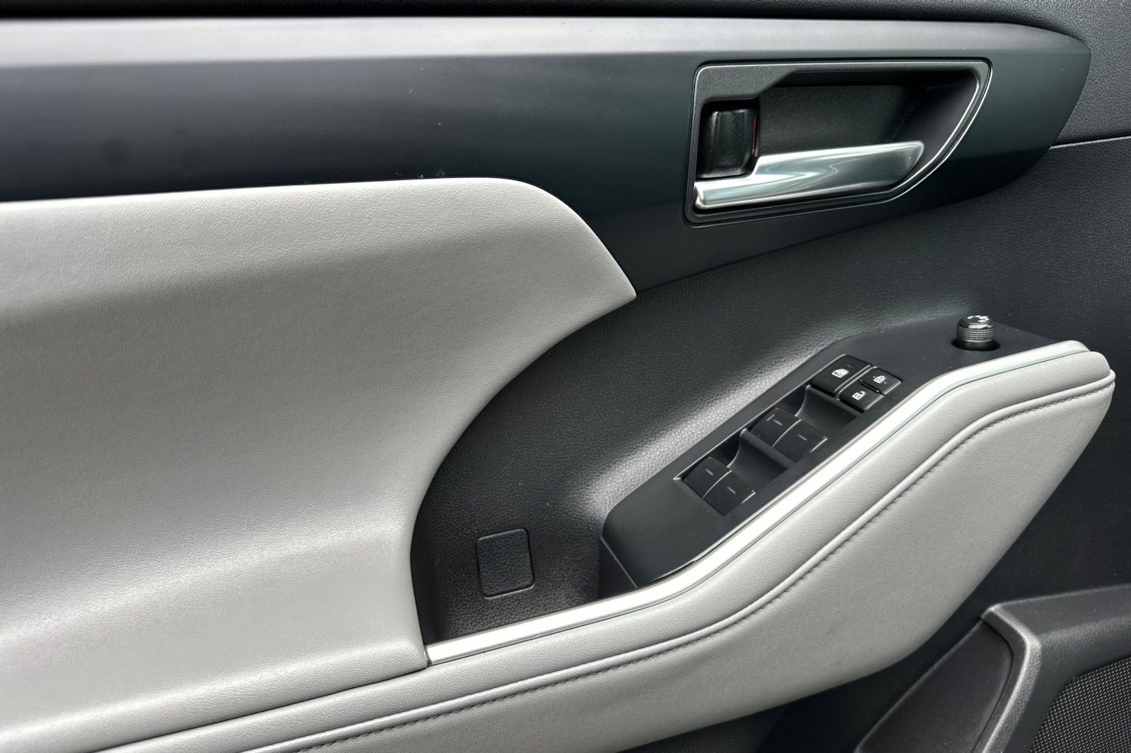 Used 2022 Toyota Highlander XLE AWD/4WD image 8