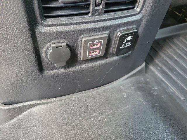 Used 2021 Nissan Titan SV w/ SV Convenience Package RWD image 18