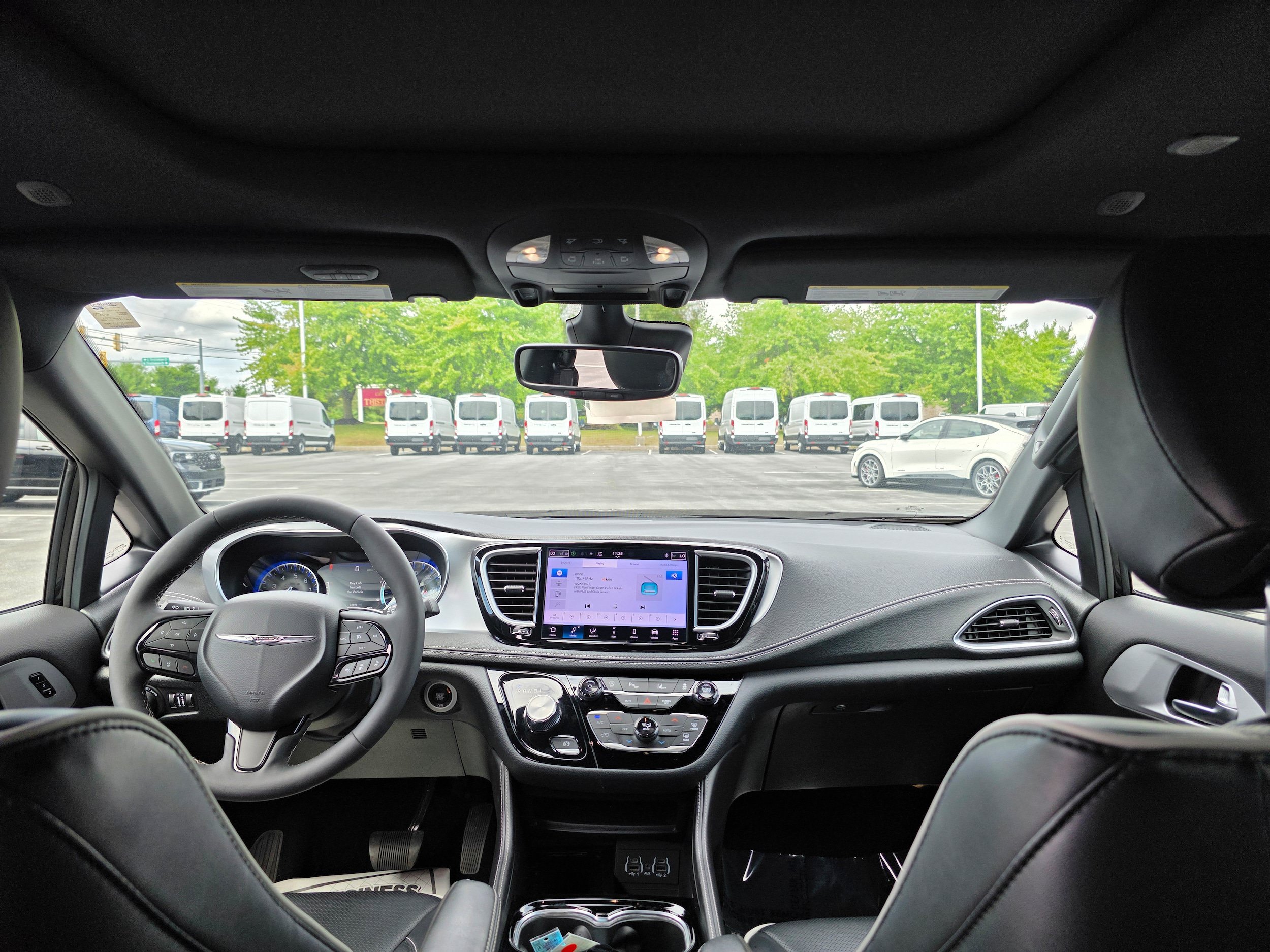 Used 2025 Chrysler Pacifica Limited FWD image 12