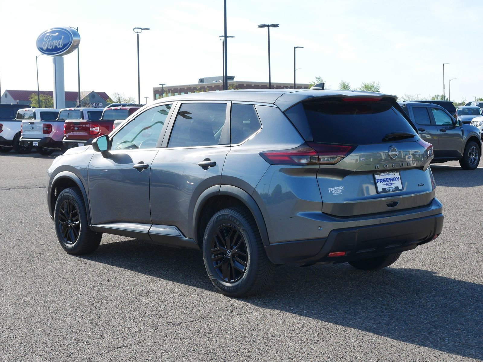Used 2024 Nissan Rogue S AWD/4WD image 3