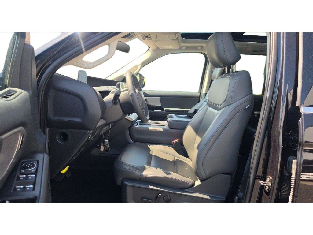 Certified 2025 Ford Expedition Active AWD/4WD image 6