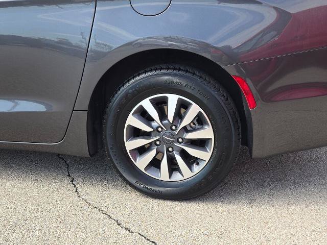 Used 2023 Chrysler Pacifica Touring-L FWD image 15