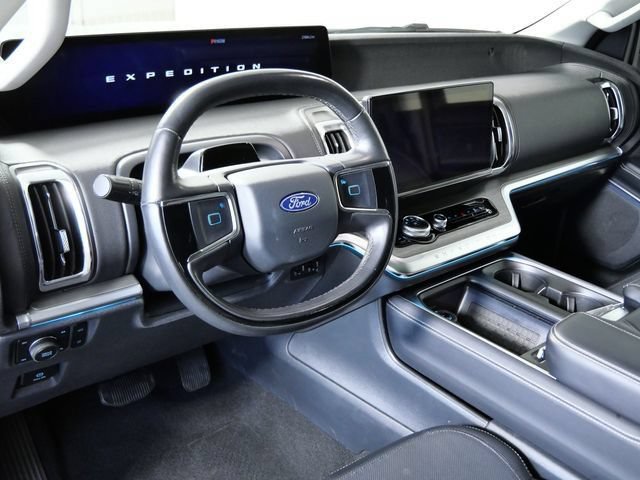 Certified 2025 Ford Expedition Platinum AWD/4WD image 3