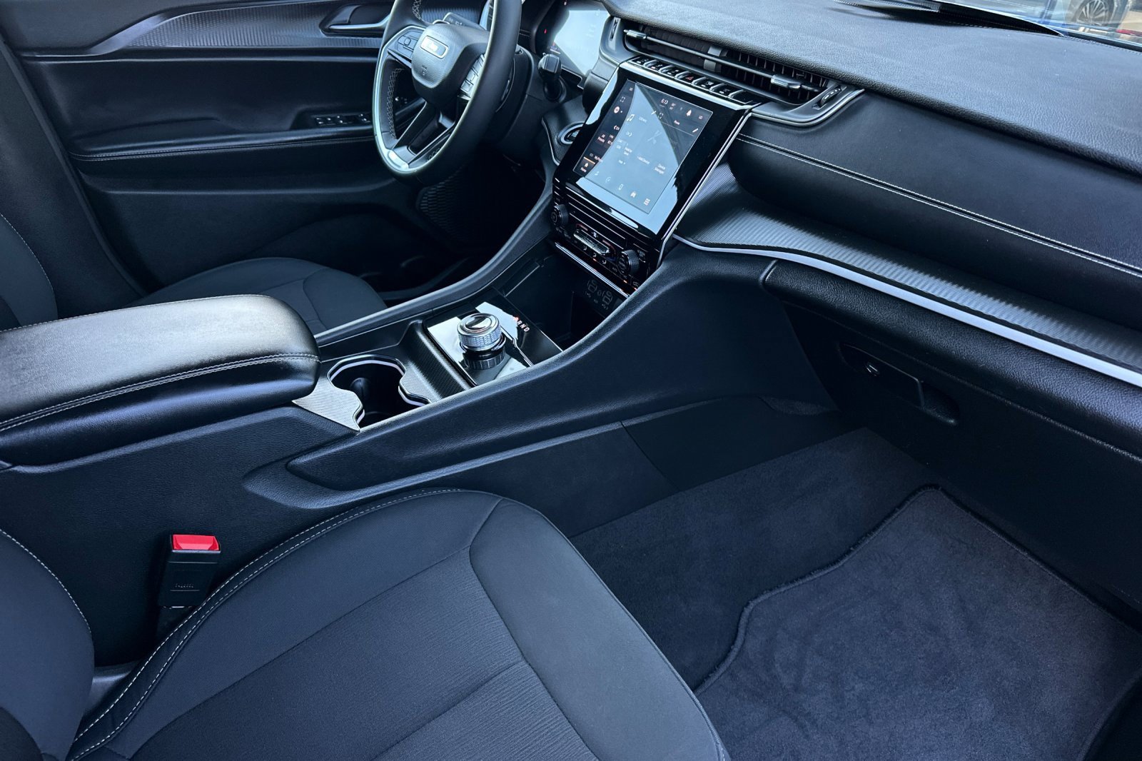 Used 2024 Jeep Grand Cherokee L Laredo image 16