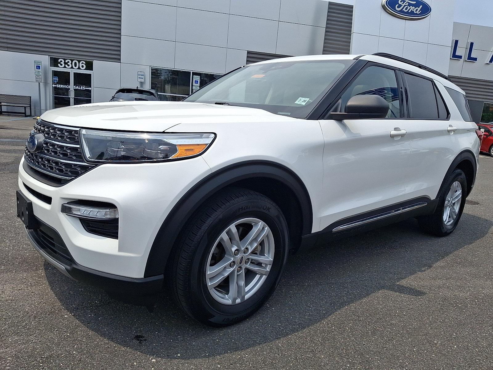 Certified 2022 Ford Explorer XLT w/ Equipment Group 202A AWD/4WD image 5