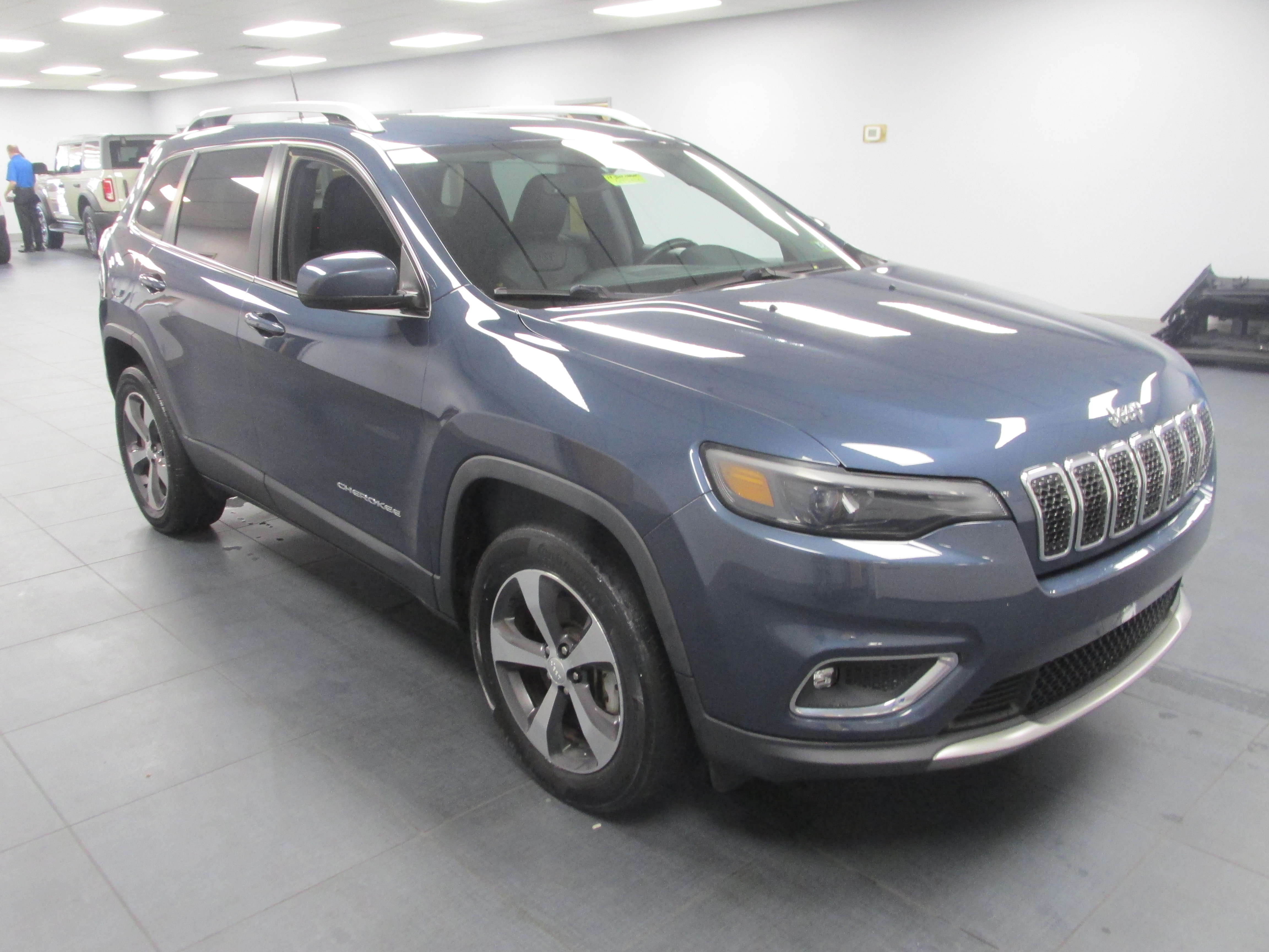 Used 2019 Jeep Cherokee Limited AWD/4WD image 3