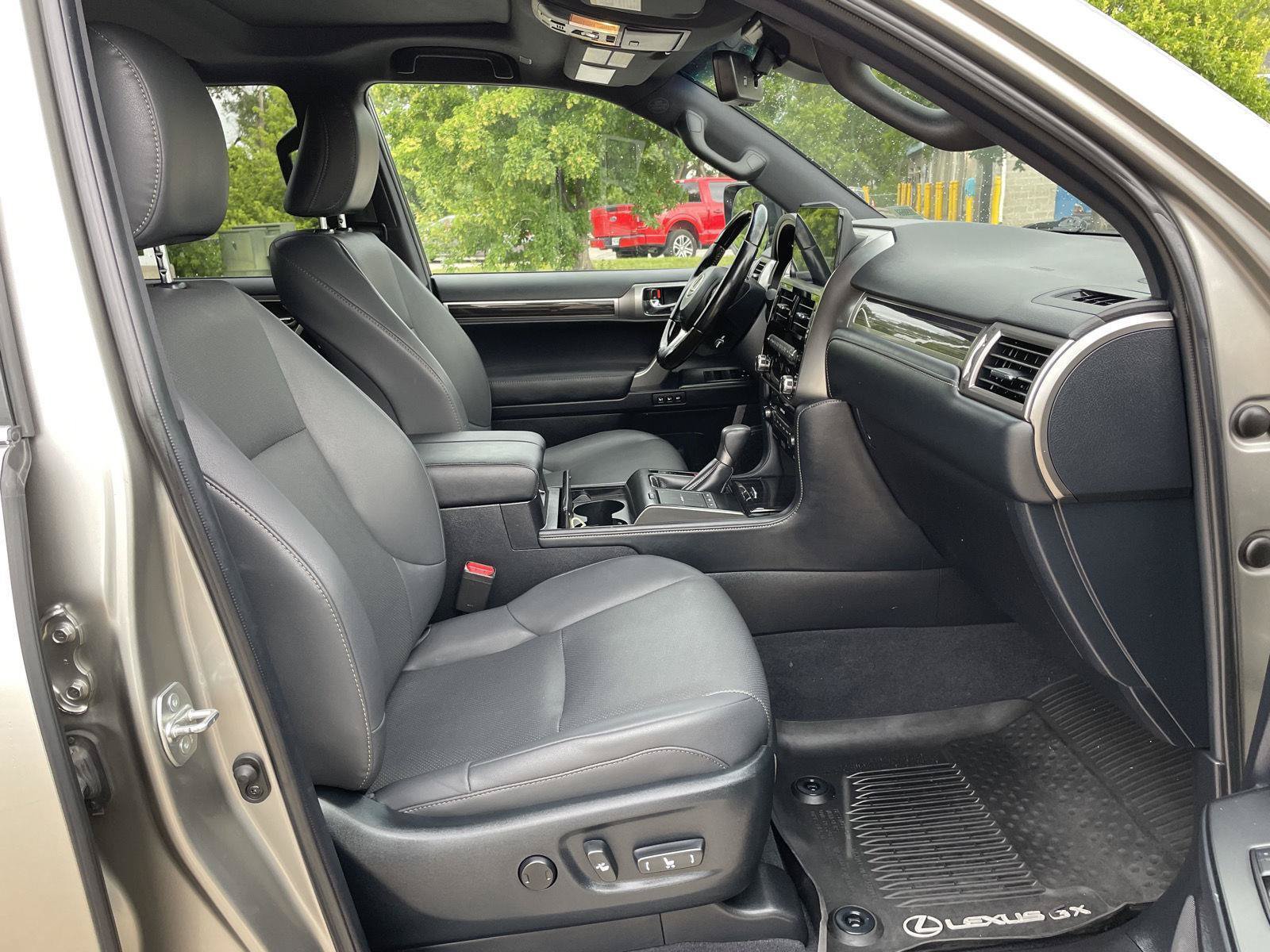 Used 2022 Lexus GX 460 Premium w/ Accessory Package AWD/4WD image 19