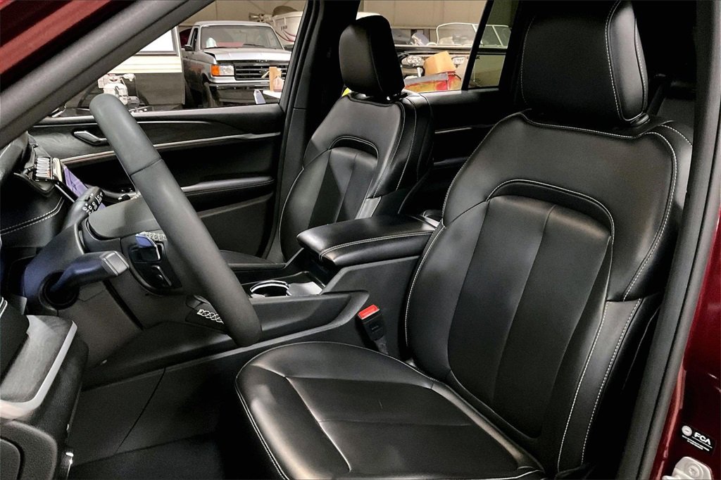 Used 2024 Jeep Grand Cherokee Limited image 23